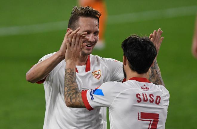 Luuk de Jong celebra con Suso el segundo gol del Sevilla (Foto: Kiko Hurtado).