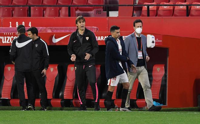 Lopetegui dirige a sus jugadores en el Sevilla - Valencia, mientras Navas se marcha lesionado. (Foto: Kiko Hurtado).