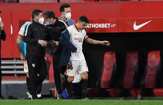 Jesús Navas se marcha lesionado, en el Sevilla - Valencia de la Copa del Rey. (Foto: Kiko Hurtado).