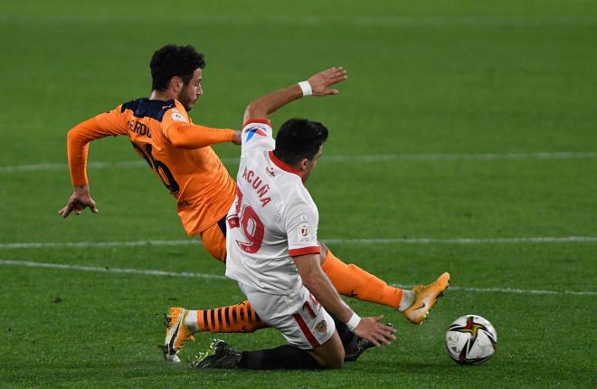 Acuña pugna por la pelota en el Sevilla - Valencia de la Copa del Rey. (Foto: Kiko Hurtado).