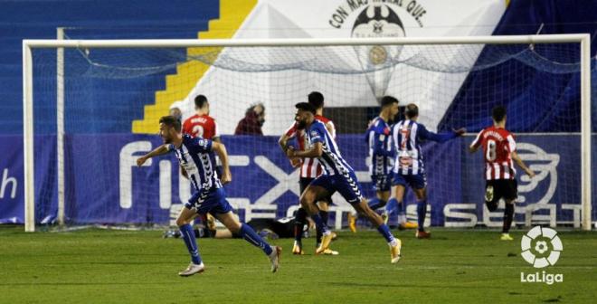 Los jugadores del Alcoyano celebran el gol al Athletic (Foto: LaLiga).