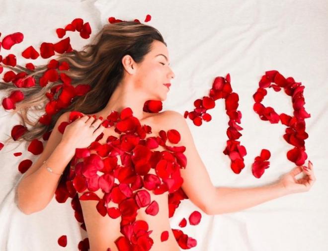 Tamara Gorro celebra su 1,9 millones de seguidores en Instagram con un desnudo con pétalos de rosas en plan Mena Suvari en 'American Beauty'.