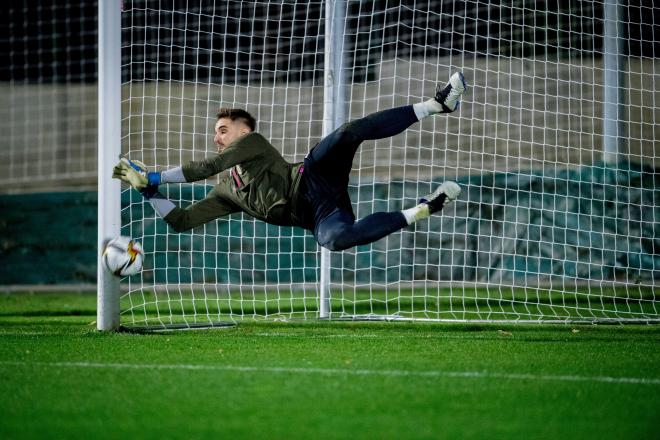 Plástico vuelo de Jokin Ezkieta en Lezama (Foto: Athletic Club).