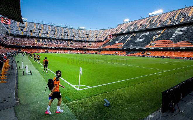 Jugadores con mascarillas en Mestalla (Foto: Valencia CF)
