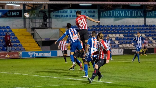 Villalibre cabecea su gol ante el Alcoyano (Foto: Athletic Club).