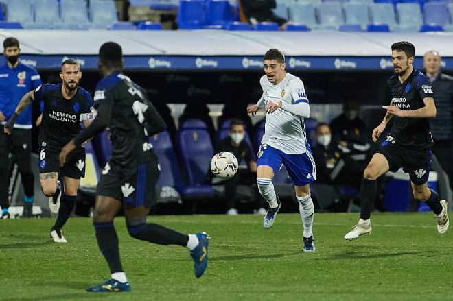 Zanimacchia progresa con el balón en el duelo ante la Ponferradina (Foto: Daniel Marzo).