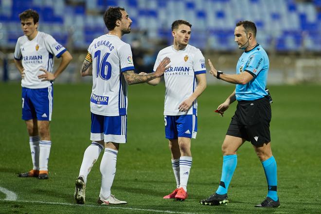 Eguaras habla con Arcediano Monescillo en el encuentro ante la Ponferradina en La Romareda (Foto: Dani Marzo).