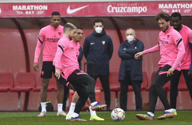 Papu, Diego Carlos y Franco Vázquez disputan la pelota en el entrenamiento del Sevilla FC. (Foto. Kiko Hurtado).