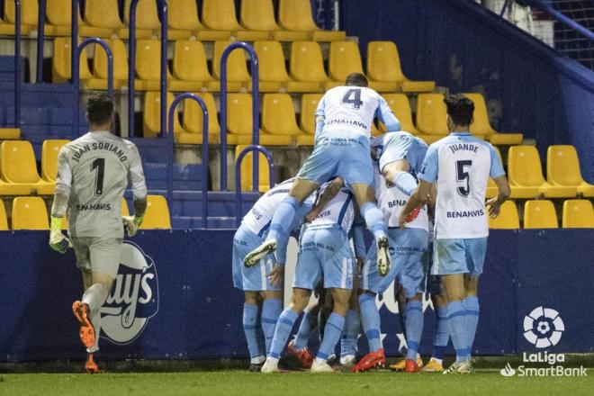 Los jugadores del Málaga celebrando su gol en Alcorcón (Foto: LaLiga).