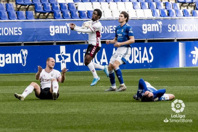 Blanco Leschuk, en una acción del Oviedo-Albacete, última derrota en el Carlos Tartiere (Foto: LaLiga).