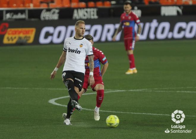 Uros Racic, durante el Valencia-Elche (Foto: LaLiga).