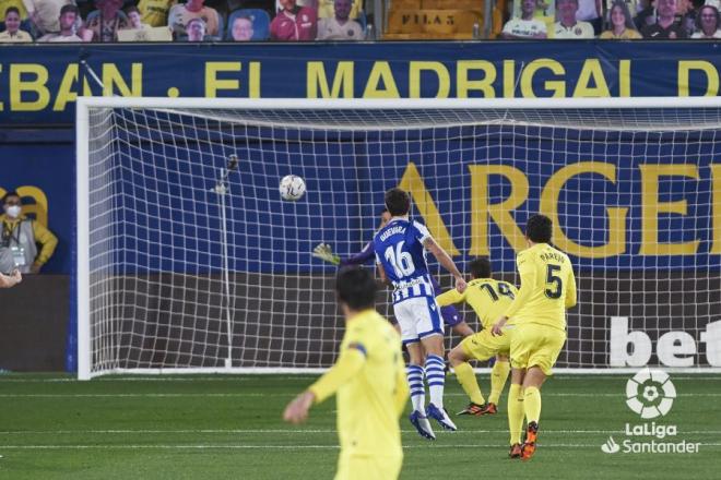 Ander Guevara sigue la trayectoria del balón en el zapatazo de Parejo que supuso el 1-0 (Foto: LaLiga).