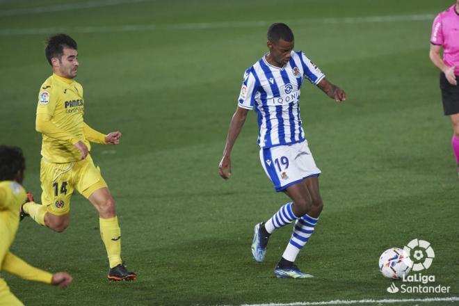 Alexander Isak recibe el balón en el duelo ante el Villarreal (Foto: LaLiga).