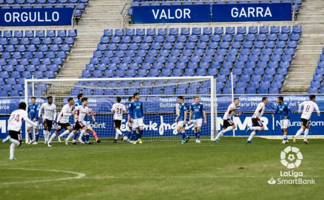 Los jugadores del Albacete celebran el gol ante la desolación de los oviedistas (Foto: LaLiga).