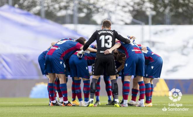 Piña de los jugadores del Levante antes del partido ante el Madrid (Foto: LaLiga).