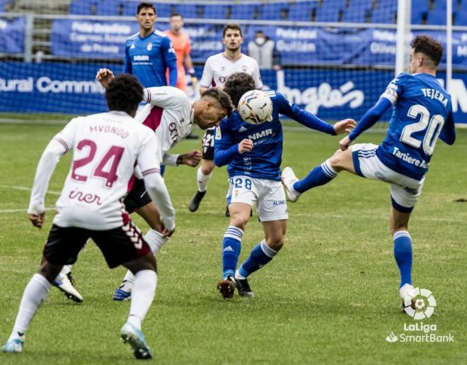 Sangalli cabecea el balón ante Tejera en el duelo disputado entre el Real Oviedo y el Albacete (Foto: LaLiga).