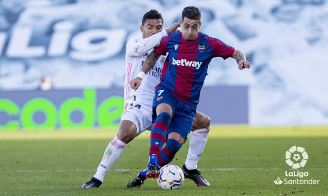 Sergio León protege la pelota ante Casemiro (Foto: LaLiga).
