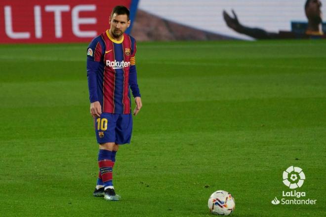 Leo Messi, antes de lanzar su falta con el FC Barcelona (Foto: LaLiga).