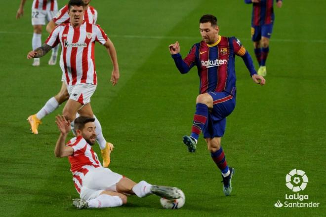Yeray trata de robar la pelota a Leo Messi en el Barça-Athletic (Foto: LaLiga).