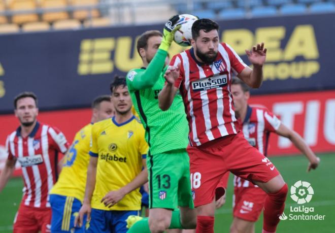 Jan Oblak atrapa un balón detrás de Felipe en el Cádiz-Atlético (Foto: LaLiga).