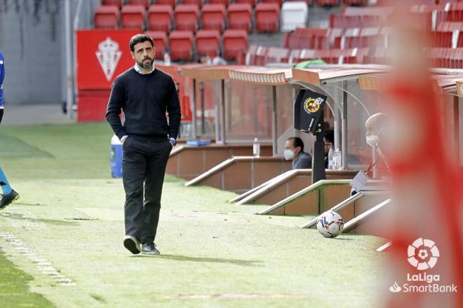 David Gallego, en el área técnica durante el Sporting-Cartagena (Foto: LaLiga).