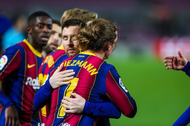 Messi y Griezmann se abrazan tras un gol del Barcelona (Foto: FCB).