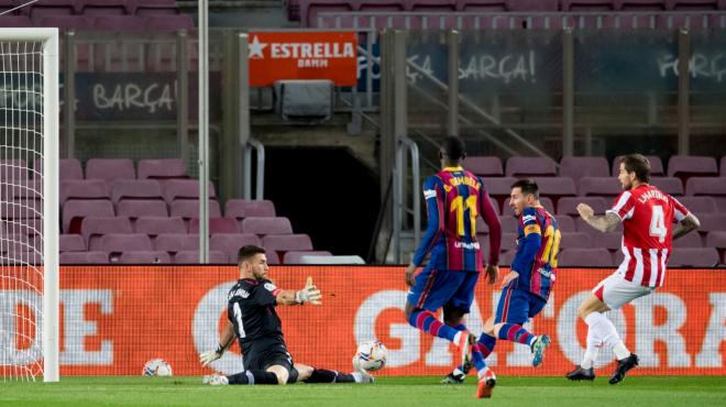Brillante Unai Simón, ante Messi y Dembélé, en el partido Barcelona-Athletic (Foto: Athletic Club).