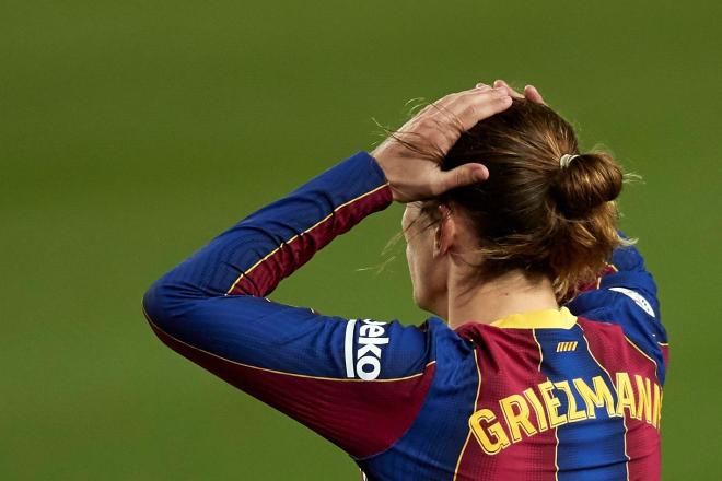 Griezmann se lamenta de una jugada en el Barcelona-Athletic (FOTO: EFE).