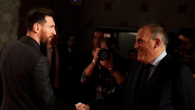 Leo Messi y Javier Tebas se saludan durante un acto.