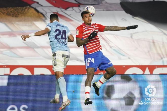 Murillo, en un salto ante un rival del Granada (Foto: LaLiga).