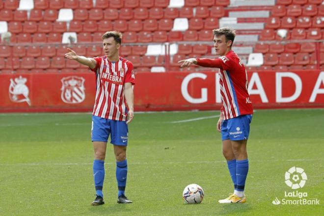 Saúl García y Pedro Díaz señalan a sus compañeros antes de ejecutar un lanzamiento de falta en el Sporting-Cartagena (Foto: LaLiga).