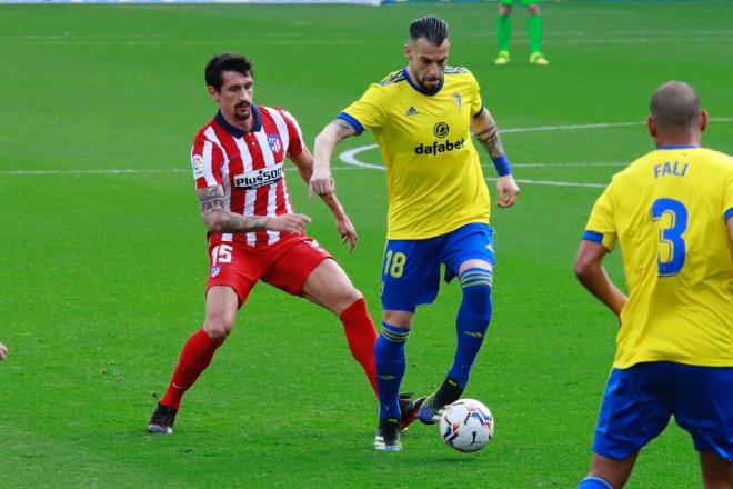 Negredo se zaga de Savic en el Cádiz-Atlético (Foto: Cristo García).