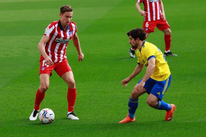 Jairo defiende a Llorente en el Cádiz-Atlético de Madrid (Foto: Cristo García).