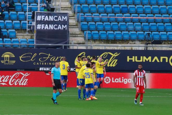 Los jugadores del Cádiz celebran el gol de Negredo al Atlético (Foto: Cristo García).