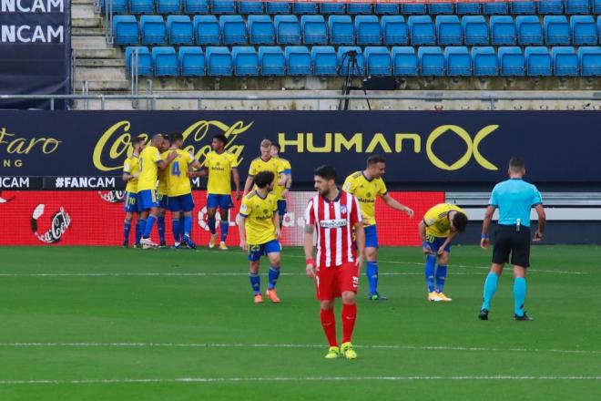 El Cádiz celebra el gol de Negredo al Atlético (Foto: Cristo García).