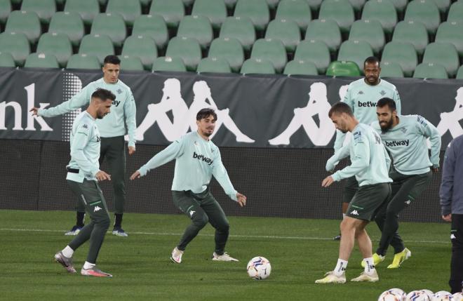 Joaquín, Tello, Sidnei, Borja Iglesias, Canales y Rodri, en el rondo del entrenamiento del Real Betis. (Foto: KiKo Hurtado).