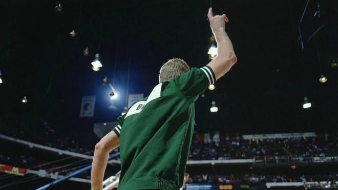 Larry Bird anuncia su triunfo en el Concurso de triples de la NBA.