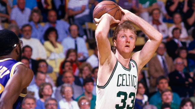 Larry Bird, el retirado número 33 de los Boston Celtics, uno de los mejores jugadores de la historia.