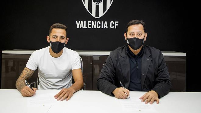 Christian Oliva firma su contrato con Anil Murthy (Foto: Valencia CF)