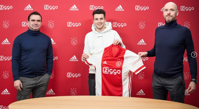 Idrissi posa con la camiseta del Ajax. (Foto: Ajax oficial).