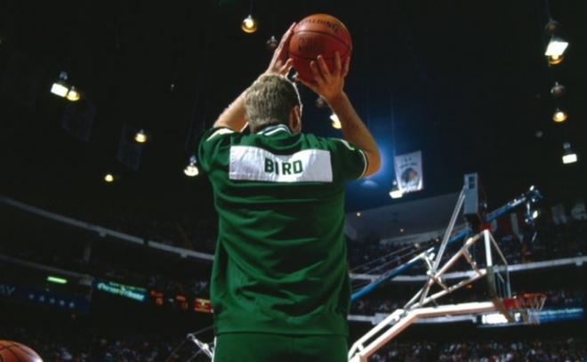 Larry Bird, de los Boston Celtics, un tirador exquisito en la historia de la NBA.
