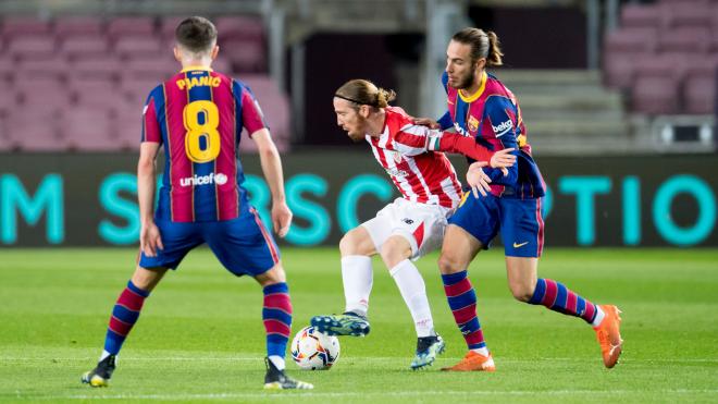 Iker Muniain presionado en el Camp Nou (Foto: Athletic club).