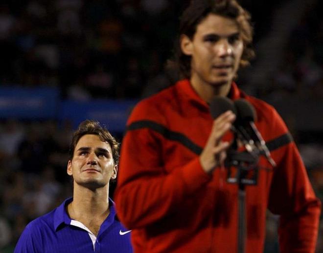 Rafa Nadal habla tras ganar el Open Australia de 2009, con Federer llorando al fondo (Foto: EFE)