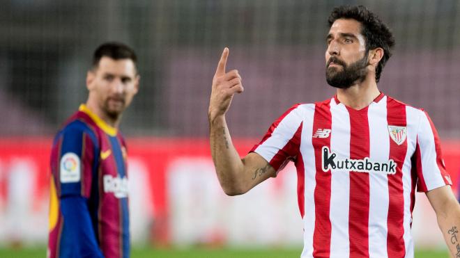 Protesta de Raúl García a Mateu Lahoz (Foto: Athletic Club).