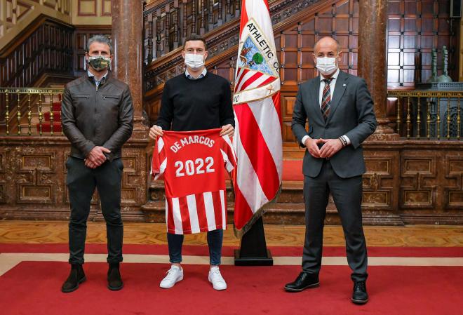Oscar De Marcos junto a Rafa Alkorta y Aitor Elizegi tras renovar hasta junio del año 2022 (Foto: Athletic Club).