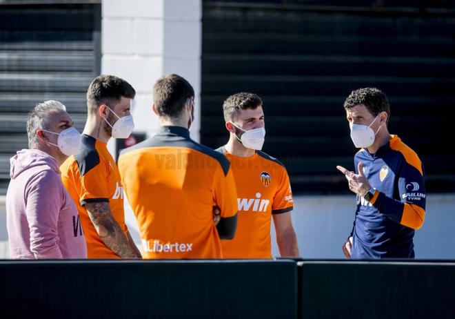 Gracia habla con los nuevos fichajes entre ellos Cutrone (Foto: Valencia CF)