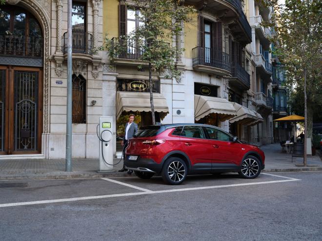 Opel España te lleva a casa su gama de vehículos electrificados.