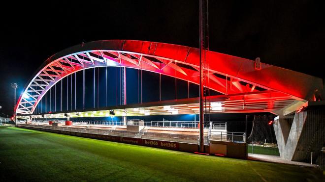 Preciosa imagen: el arco, antes del viejo campo de San Mamés y ahora de las instalaciones Lezama, iluminado en rojo y blanco (Foto: Athletic Club).