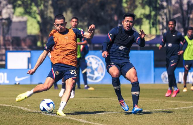 Álvaro Fidalgo completa su primer entrenamiento con el Club América de México.
