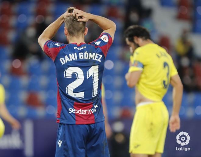 Dani Gómez se lleva las manos a la cabeza tras fallar una clara ocasión (Foto: LaLiga).